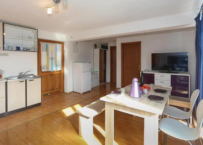 1 Bedroom Cozy Apartment In Slatine