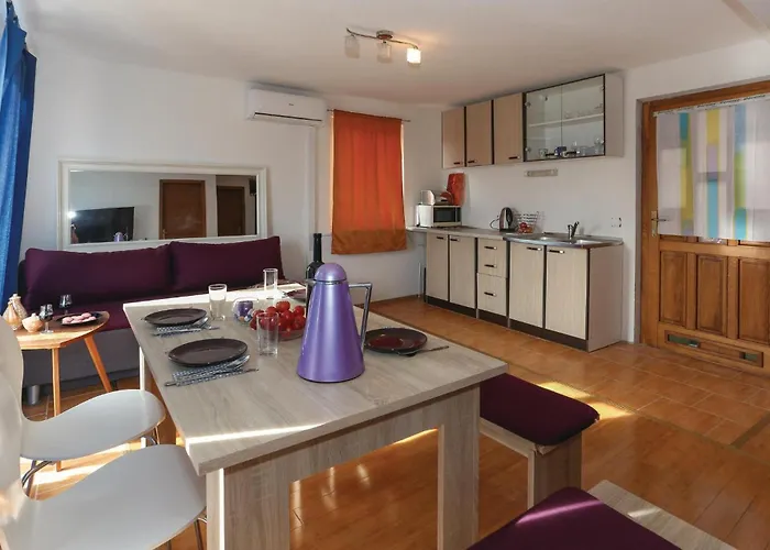 1 Bedroom Cozy Apartment In Slatine