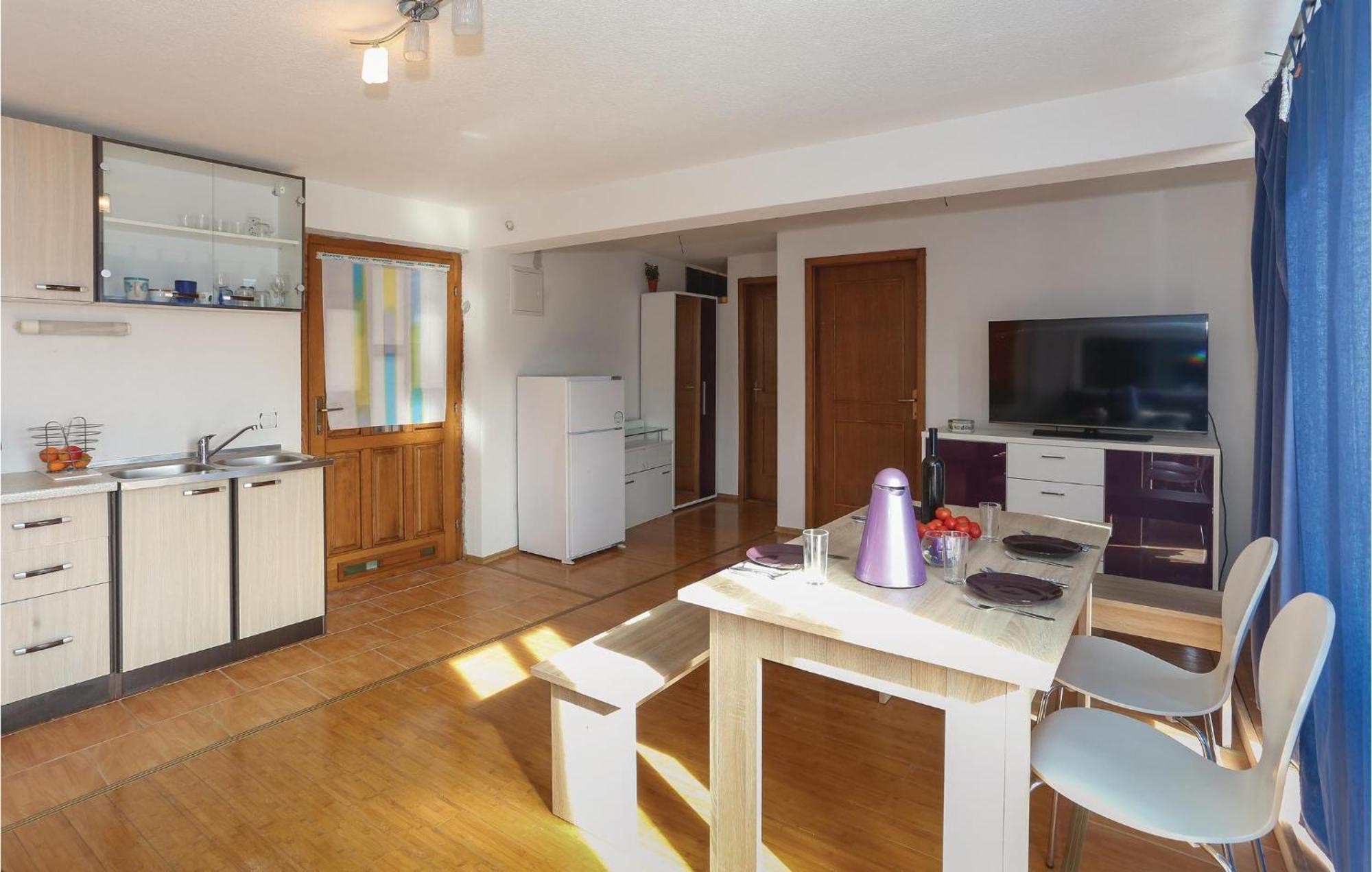 1 Bedroom Cozy Apartment In Slatine Apartment *