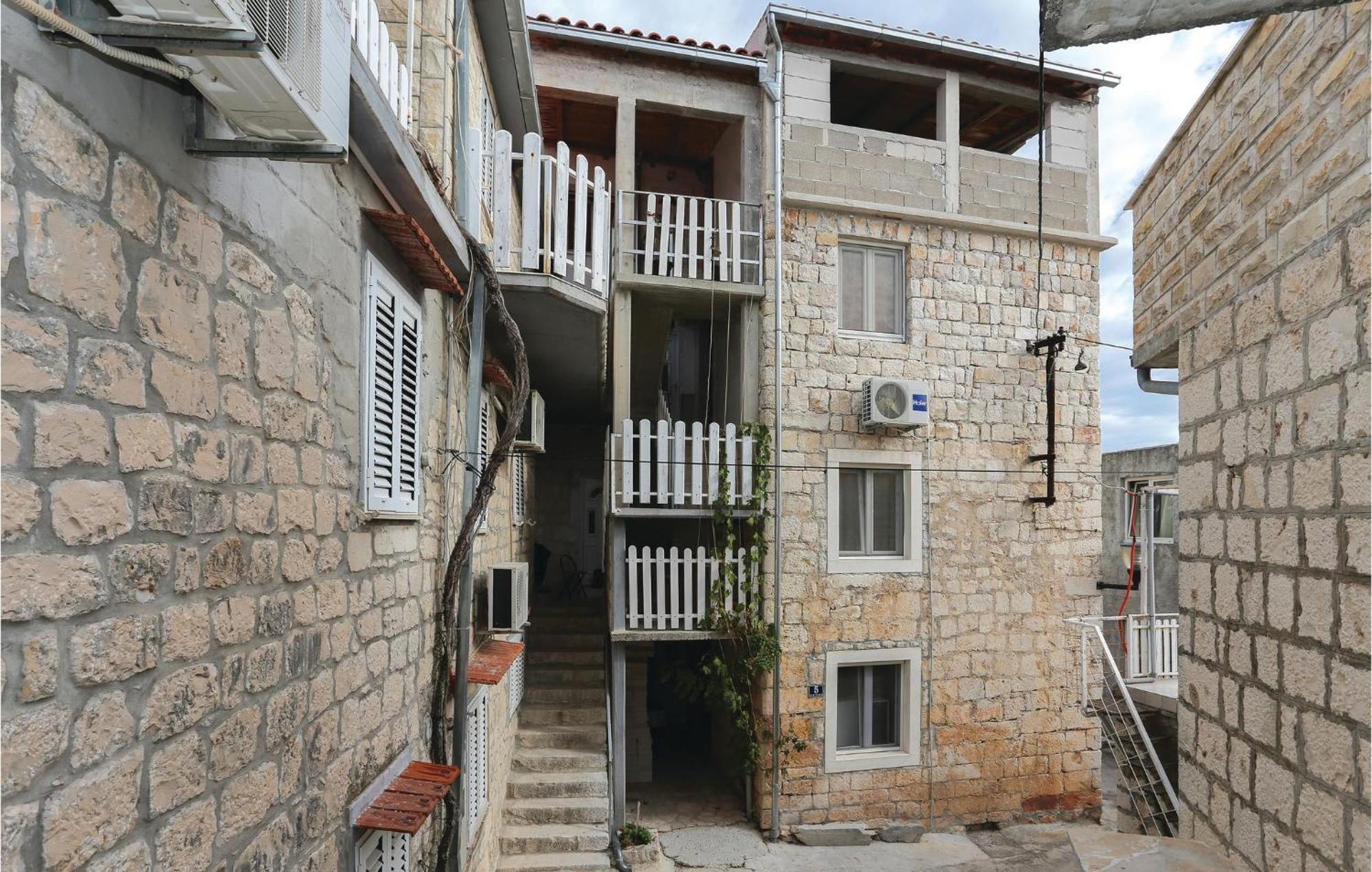 Apartment 1 Bedroom Cozy Apartment In Slatine *