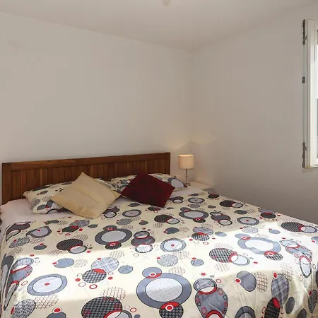 1 Bedroom Cozy Apartment In Slatine Exterior photo
