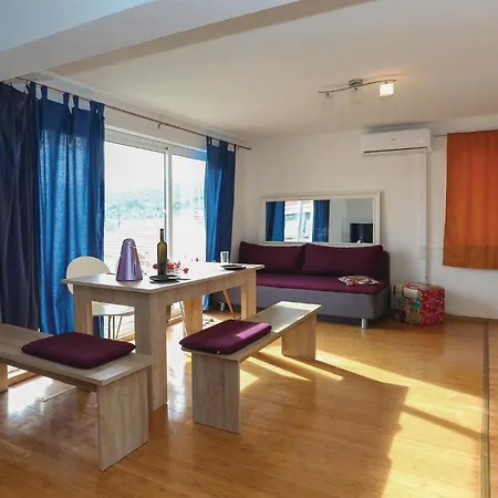 1 Bedroom Cozy Apartment In Slatine Exterior photo